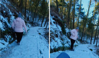 凍った雪道を愛犬と歩く夫婦。転ばないように気を付けて歩いていたみたいなのですが・・【海外・動画】