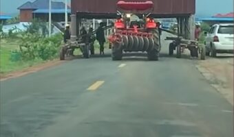 おいおいっマジかよっ!前方のトラクターをよく見ると、信じられないものを運んでいた!
