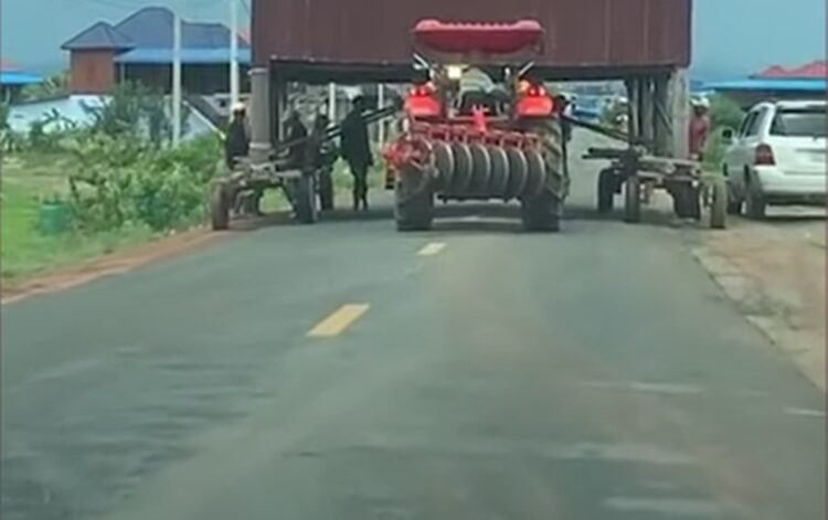 おいおいっマジかよっ！前方のトラクターをよく見ると、信じられないものを運んでいた！