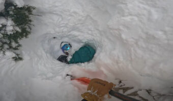 【九死に一生】雪山に人が逆さまに刺さってる!?バックカントリースキー中の男性がスノーボードを発見し救出した映像が凄い