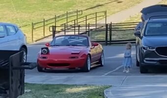 車が女の子に挨拶している??かわいくウインクするヘッドライトに女の子の視線は釘付け!!