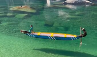 インドを流れるダウキ川の水がキレイすぎる！！透き通りすぎて川を進むボートが宙に浮いているみたい！！【海外・動画】