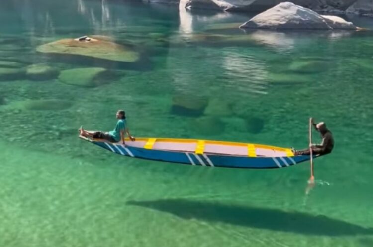 インドを流れるダウキ川の水がキレイすぎる！！透き通りすぎて川を進むボートが宙に浮いているみたい！！【海外・動画】