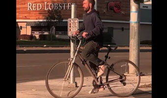 信号待ち中に食事をしていた男性。食べていたものをとんでもない場所に置いてから自転車を漕ぎ始めました！