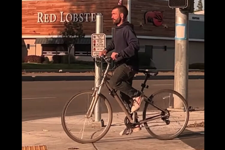 信号待ち中に食事をしていた男性。食べていたものをとんでもない場所に置いてから自転車を漕ぎ始めました！