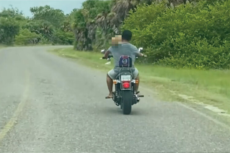 実はタンデム中？！前を行くバイクに乗る男性と誰かが一緒にいるだって？！？！