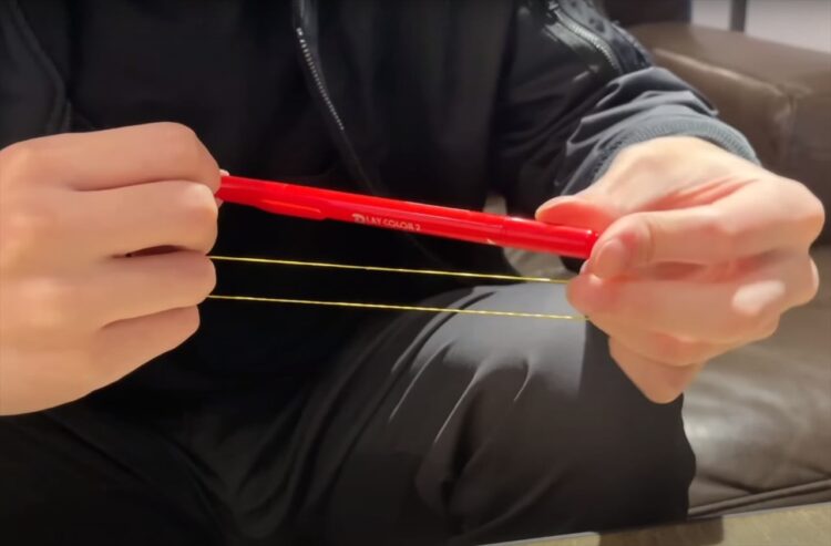 ペンが輪ゴムを貫通する！？元マジシャンが教える『輪ゴムマジック』が簡単なのに本格的！これなら出来そうだと話題に！