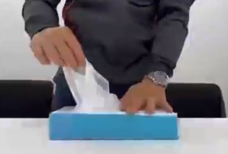 これは便利かも！警視庁警備部災害対策課の公式Twitterが使用後のレジ袋を畳まずに簡単に保管する方法を公開！