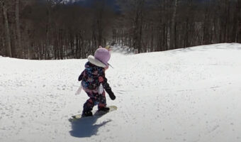 スノーボードで巧みに滑る5歳の女の子。その滑り方はなかなかにかなり個性的?!【アメリカ・動画】
