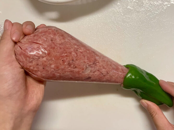 真似したい時短レシピ！ピーマンの肉詰めは切らずに詰めればジューシィに！