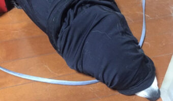 モモヒキ洞窟を探検に出かけたが、戻れなくなってしまったコーギーさん