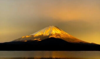 【縁起がいい】これは美しい！神々しさを感じる金富士の姿が圧巻！