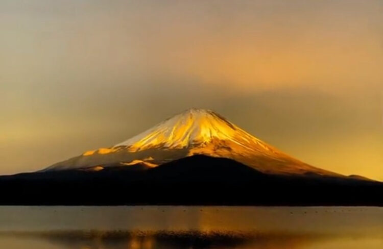 【縁起がいい】これは美しい！神々しさを感じる金富士の姿が圧巻！