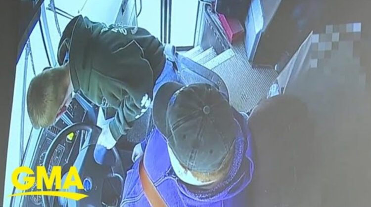 スクールバスの運転手が運転中に意識を失う！全員の命を救ったのは一人の勇敢な13歳の少年だった