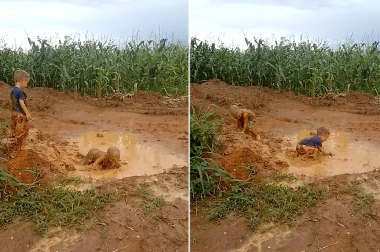 泥遊びを全身で満喫する幼い男の子たち。汚れなんかなんのその、大きな水たまりにザブンと飛び込んでいきます！！