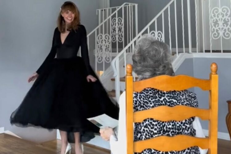 おばあちゃんの昔のドレススケッチを孫が実際に具現化！ドレスも2人の関係も素敵だとTikTokで話題に