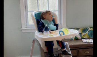 もうじきお昼寝の時間でおねむだけどお腹も空いている・・。そんな赤ちゃんの姿が愛らしい！【アメリカ・動画】