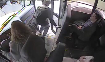 まさプロフェショナル!!スクールバス運転手の一瞬の判断で未然に事故を回避!