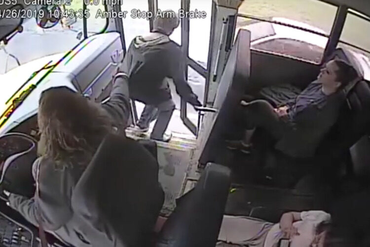 まさプロフェショナル！！スクールバス運転手の一瞬の判断で未然に事故を回避！