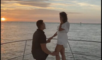 クルーザーの上でロマンチックなプロポーズになるはずだったのに！仲間に投げてもらった指輪の箱がまさか・・・