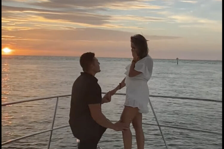 クルーザーの上でロマンチックなプロポーズになるはずだったのに！仲間に投げてもらった指輪の箱がまさか・・・