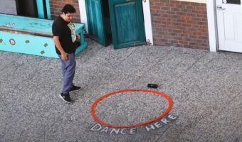 【素敵な社会実験】「ここで踊って！」と書かれた円を設置し音楽を流したらどうなるか？結果は素敵なビデオが出来上がった