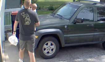 男性の極めたスゴ技。宙に向かってゴミ袋を投げると・・