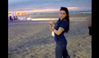 ビーチでモデルのようにポーズを決めていた女の子。ところが直後にまさかのハプニングが!!【海外・動画】