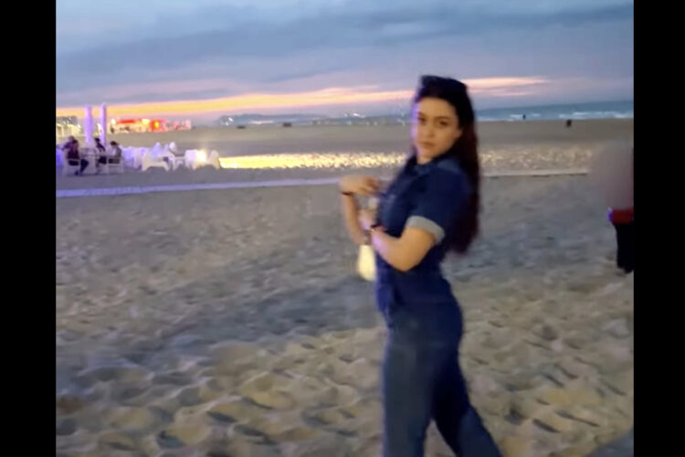 ビーチでモデルのようにポーズを決めていた女の子。ところが直後にまさかのハプニングが！！【海外・動画】