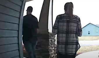 驚きの来客の正体！ドアを誰かが叩いたので開けてみたところ・・、そこには意外すぎる『ある動物』の姿が！！