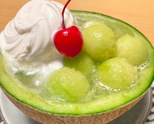「もう大人なので、大人げないメロンクリームソーダにしました」メロンをまるごと使ったクリームソーダが「夢がある」と話題に！