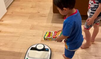 「仕事が終わったら一緒に食べよう」お掃除ロボットに対する2歳児の行動が愛おしすぎると話題に！