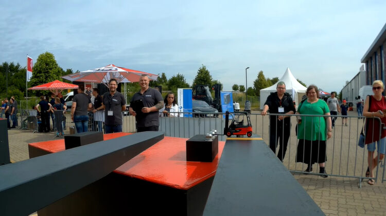 達人技すぎる！フォークリフトの先端にオモチャのフォークリフトを乗せると・・。この小さなフォークリフトで見事に荷物を運んでしまいました！！