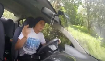 車を徐行させながら動画の撮影をしていたら、なんと車の中にまさかのお客さんが突入してきた!!それは怪我をした『ある鳥』で・・【海外・動画】