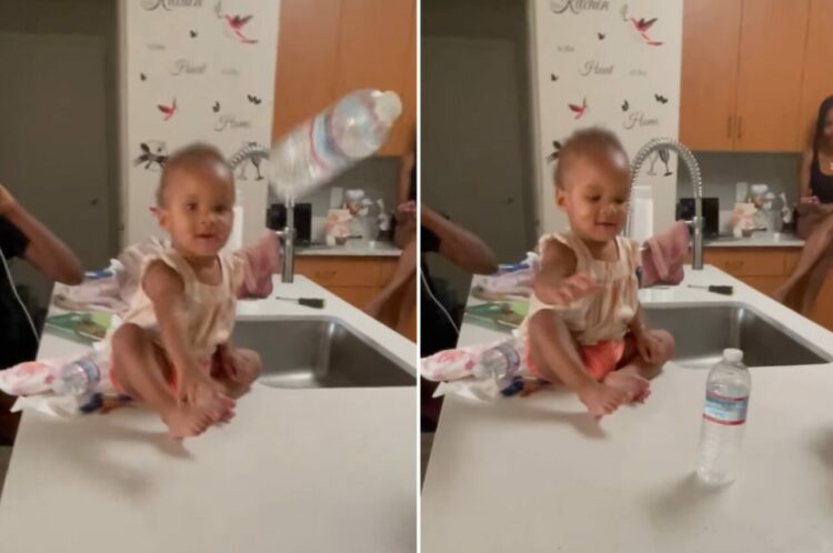 ペットボトルを使った遊び「ボトルフリップ」をマスターした赤ちゃん。2回連続で見事に成功させました！！【アメリカ・動画】