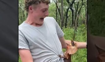 スマホに興味ある?口を大きく開けてエリマキトカゲが男性の足をのぼっていきます!!