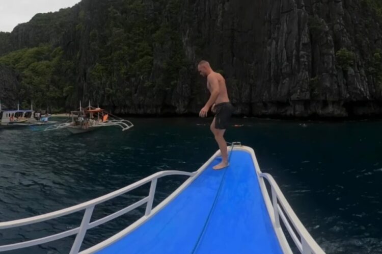 ボートの先端からカッコよく海に飛び込もうとする男性。ところがまさかのハプニングで・・！！【海外・動画】