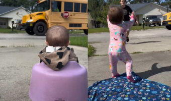 大好きなお兄ちゃんを待つ赤ちゃん。ベビーチェアに座ってスクールバスの到着を待っていたこの子も成長していき・・