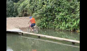 池に架かるほっそい橋を自転車で渡りきれ!意気揚々とスタートした男性は見事達成なる・・か??