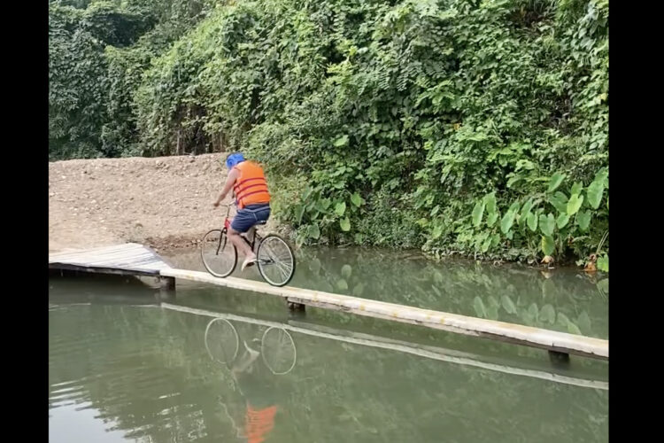 池に架かるほっそい橋を自転車で渡りきれ！意気揚々とスタートした男性は見事達成なる・・か？？