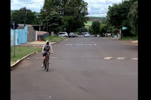 自転車を走らせる男性。白いヘルメットを被っているようにも見えますが・・・