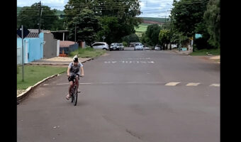 自転車を走らせる男性。白いヘルメットを被っているようにも見えますが・・・