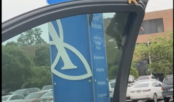 これはしばらく車から降りられない！？ドアを開け降りようとしたところ、ドアに飛翔してきたのは・・！！【アメリカ・動画】