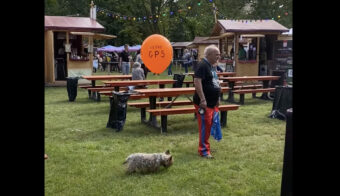 愛犬のために用意されたGPSがとっても目を引く！！周りの人の記憶にも残るその「リアルGPS」は風船です！！