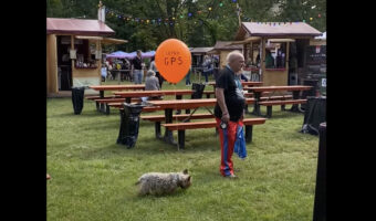 愛犬のために用意されたGPSがとっても目を引く!!周りの人の記憶にも残るその「リアルGPS」は風船です!!
