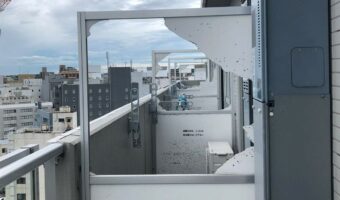 台風の凄まじさを思い知らされる一枚の写真が話題に!避難経路確保のための壁が壊され、お隣さんと行き来が可能に・・・