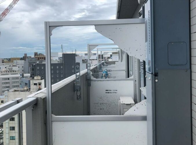 台風の凄まじさを思い知らされる一枚の写真が話題に！避難経路確保のための壁が壊され、お隣さんと行き来が可能に・・・