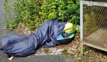 【ホラー】寝袋に入ったスポンジで厳重に巻かれた”ナニカ”を発見し通報！謎の物体の正体とは！？