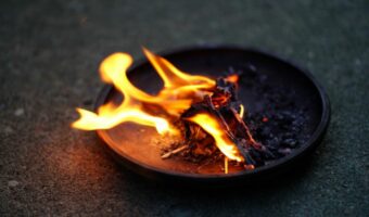 お盆で行われる「迎え火」とはどんなもの?なぜ行うの?「送り火」との違いは?
