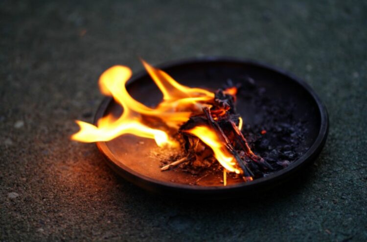 お盆で行われる「迎え火」とはどんなもの？なぜ行うの？「送り火」との違いは？